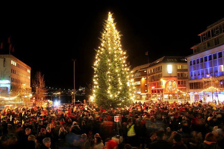 Walk around the Christmas tree in Tromsø Photo - Yngve Olsen-Saebbe - www.nordnorge.com.jpg