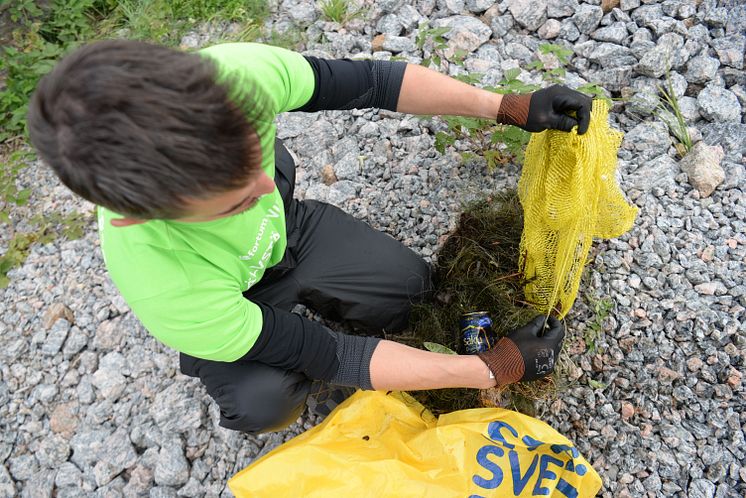 Älvstädning2018 SSDK fiskelina töms ur skräpsäck