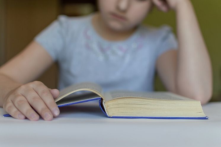 44925448-child-reading-a-book-at-the-table-aurora_16-9_standard_1024x576px