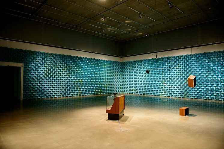 "Untitled song with untitled works by James Clarkson". 2012, Konstnär: Haroon Mirza. Foto: Olle Kirchmeier/Bonniers Konsthall.