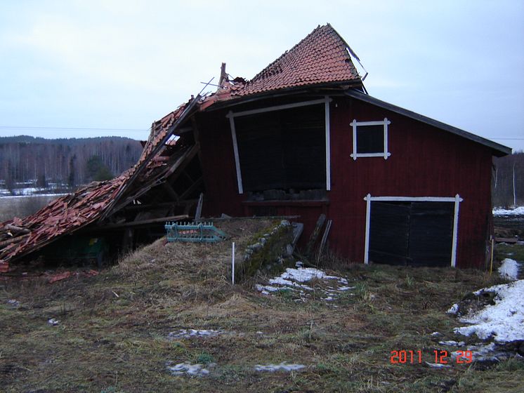 En ladugård i Hälsingland som skadats i stormen Dagmar