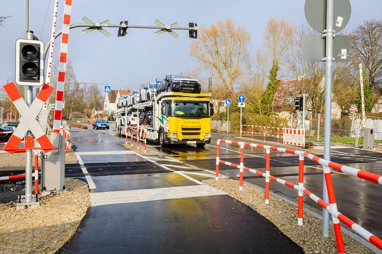 Der Scania P 25 als erster vollelektrischer Standard-Transporter für Pkw ist für ARS Altmann mit einem Motorwagenaufbau Metago Typ M4 und einem Anhänger Modell Intago Typ tt von Kässbohrer unterwegs.