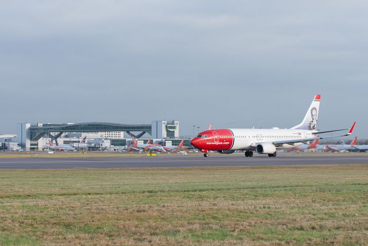 Boeing 737-800 Gatwick landing