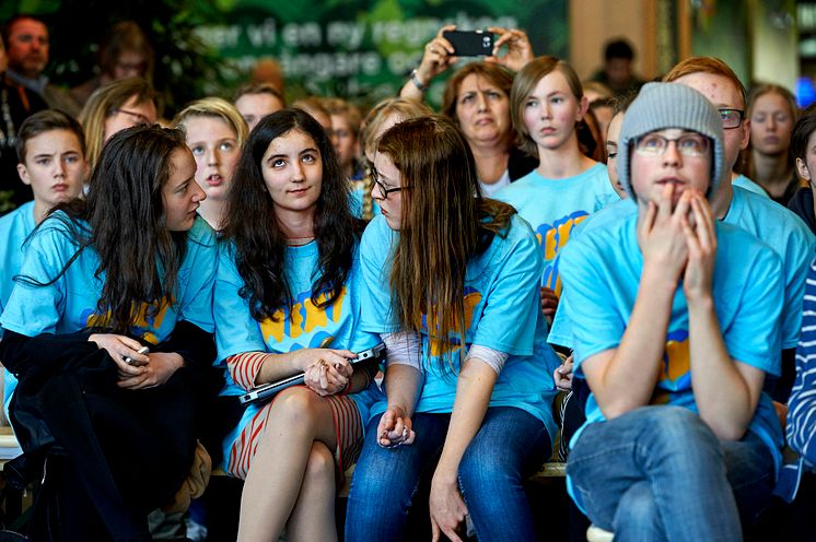 Kortedalatjejerna Teodora Maric (i mitten) och Sofia Renman från Assaredsskolan förbereder sig med lagledaren Alexandra Back (till vänster) inför presentationen på finaldagen.