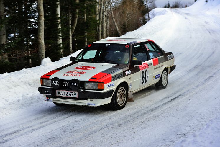 Audi 80 på sne i sving (foto Michael Eisenberg)