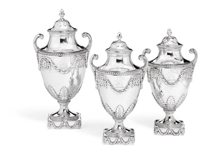 Tre engelske George III vaser af sterlingsølv. Daniel Smith & Robert Sharp, London 1772. H. 18,5 cm. og 21,5 cm. – stor.jpeg