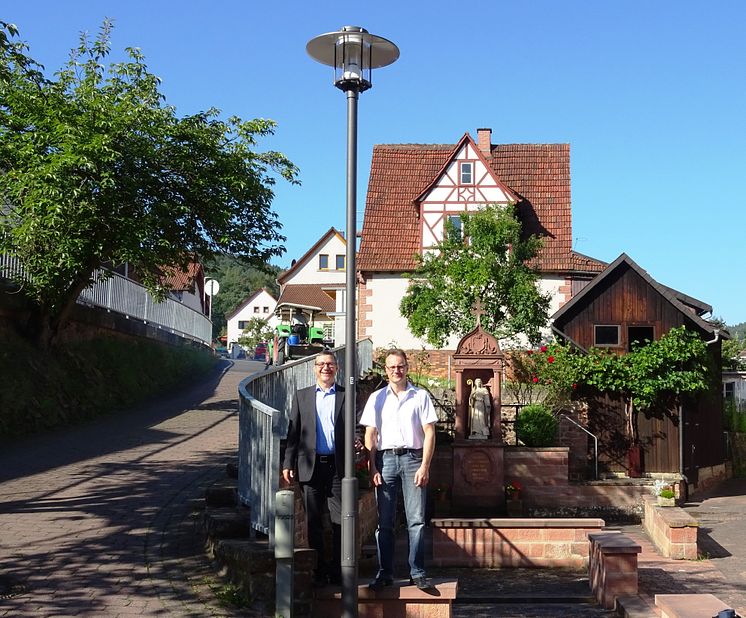 Kommunalbetreuer Frank Schneider (links) und Bürgermeister Udo Käsmann stellten die neue, komplett auf LED umgestellte Straßenbeleuchtung in Rüdenau vor.