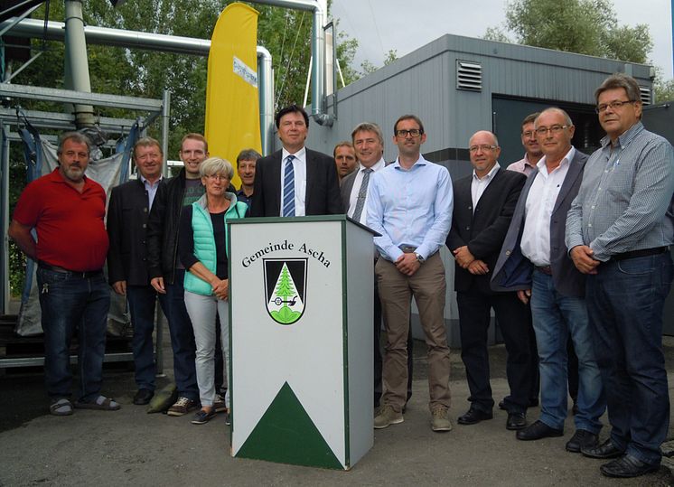 Foto: Die Bayernwerk Natur GmbH und die Nahwärme Ascha GmbH sind neue Partner - die Kooperation haben Werner Dehmel, Geschäftsführer der Bayernwerk Natur, und Bürgermeister Wolfgang Zirngibl bekannt gegeben.