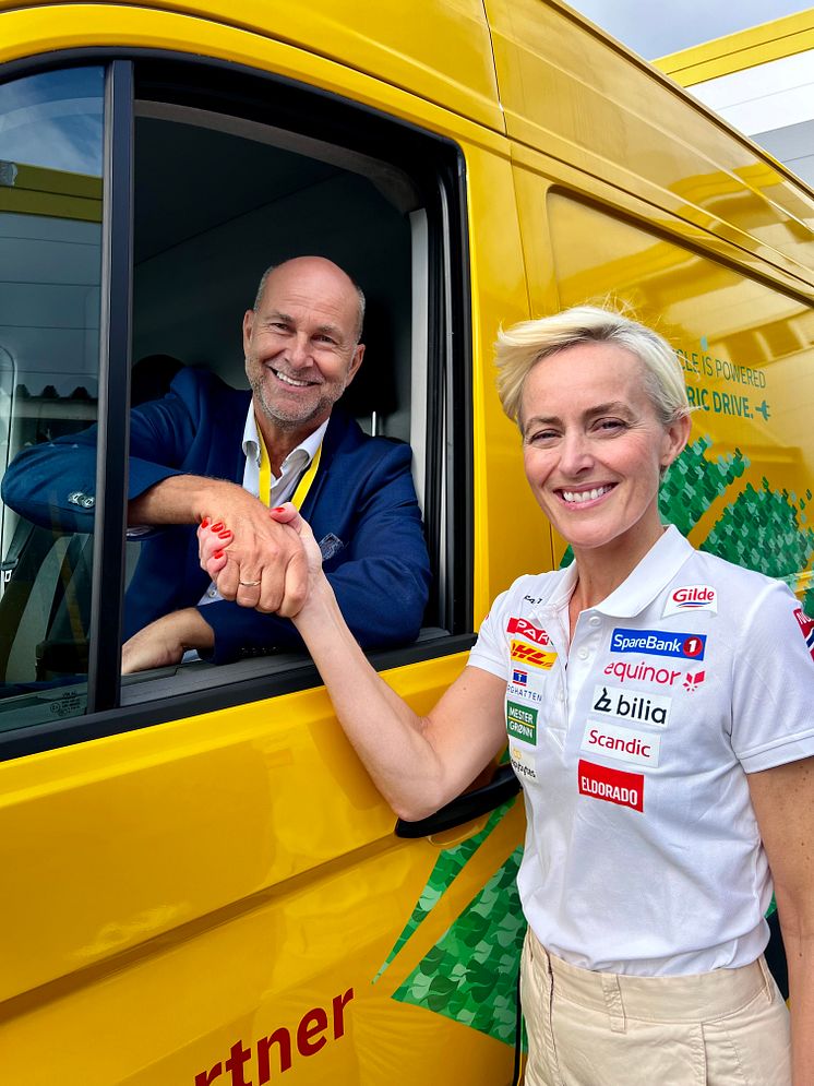NSF-langrenn-DHL-håndtrykk-gjennom-bilruten.jpeg