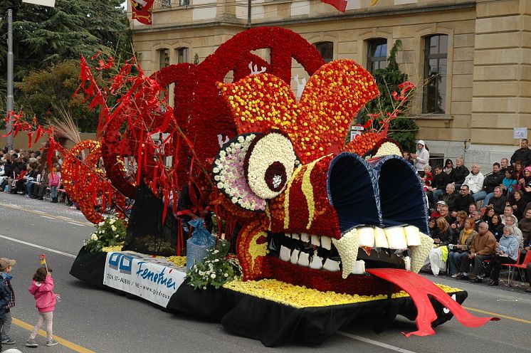 Festumzug beim Winzerfest Neuchâtel Blumenwagen 