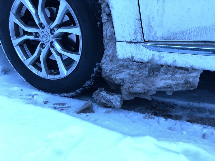 Snø og is bak dekket slites lett bort