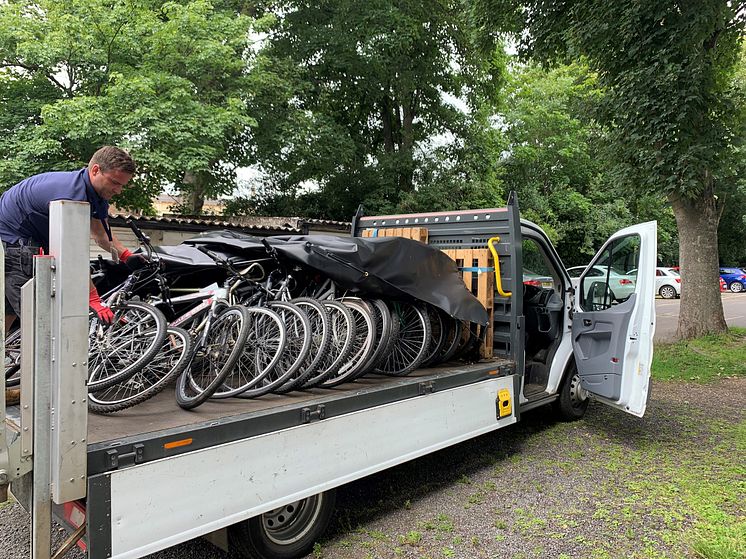 Thameslink's Pawel Ceglewski delivers bikes for St Albans NHS workers