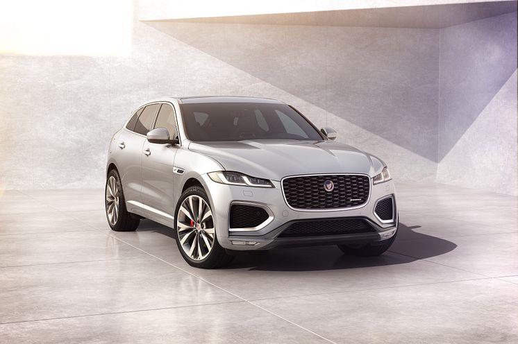 Jag_F-PACE_22MY_02_R-Dynamic_Exterior_Front_3-4_110821