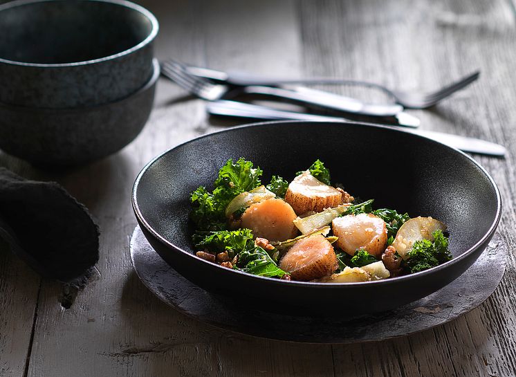 Kamskjell med grønnkål og pæresalat