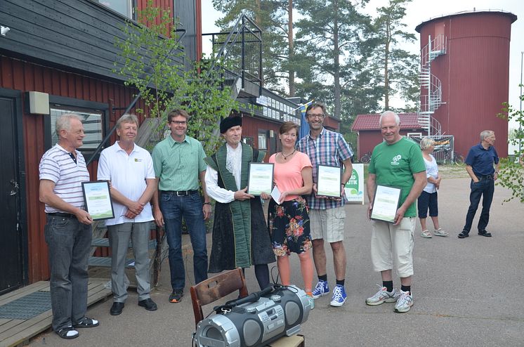 Glada representanter för föreningarna som tagit del av vindpeng för 2013