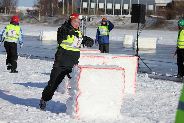 Blåsigt när årets upplaga av SM i Yukigassen invigdes