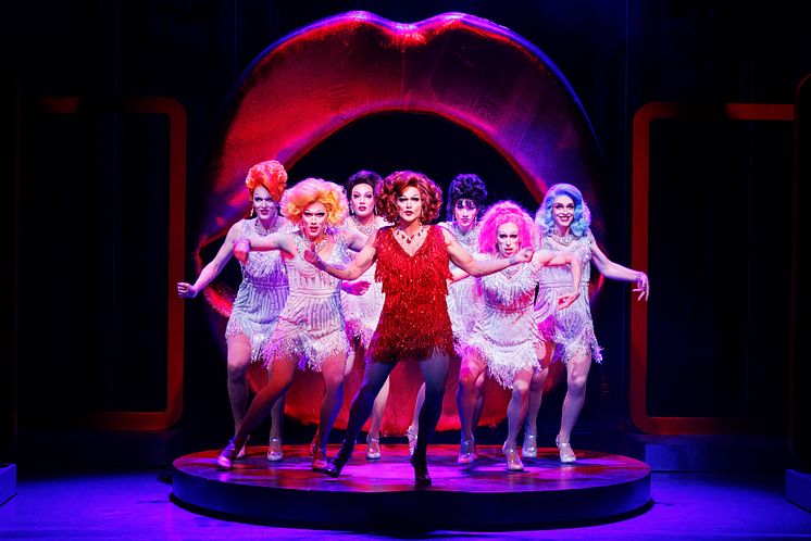 01 Det Ny Teater - Kinky Boots - Lola (Silas Holst) og Angels.jpg