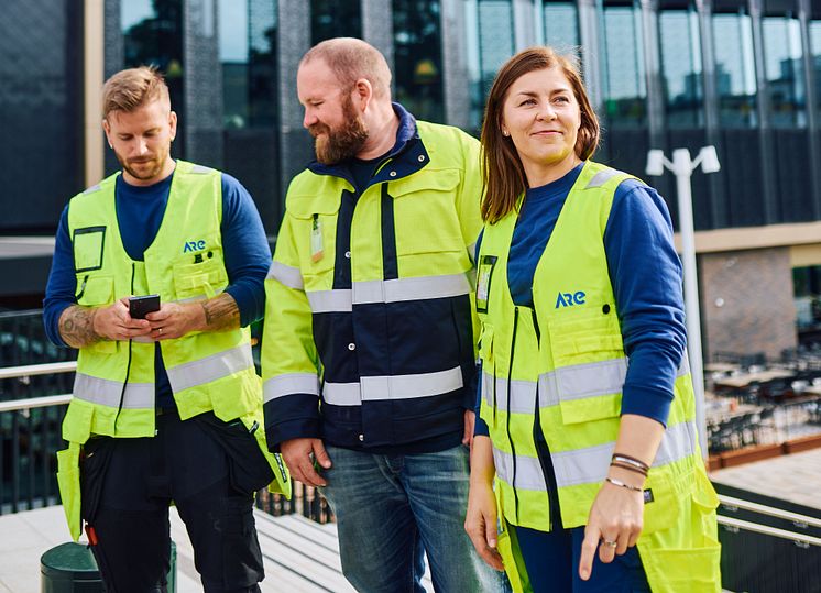 Arelaisten keltainen työvaatetus