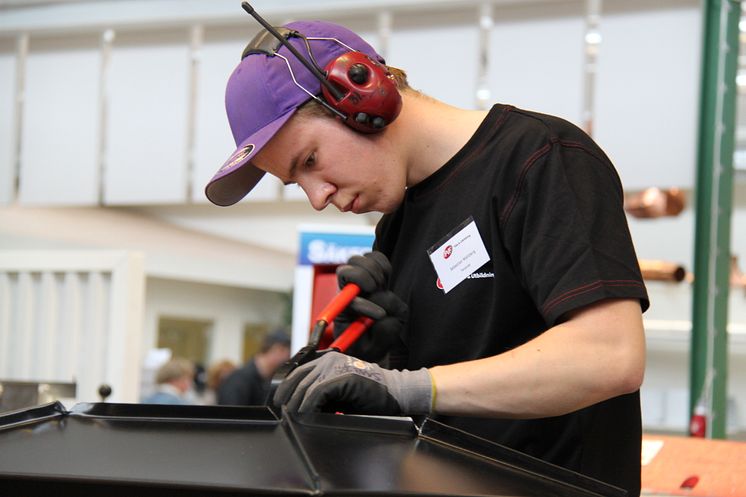 Sebastian Wahlberg under arbete i finalen, "SM för unga plåtslagare 2013".