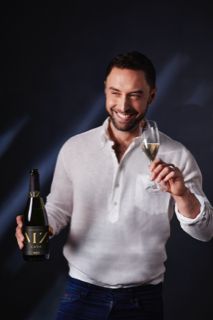 Måns Zelmerlöw lanserar en egen Cava: Hola MZ Cava by Måns Zelmerlöw. 