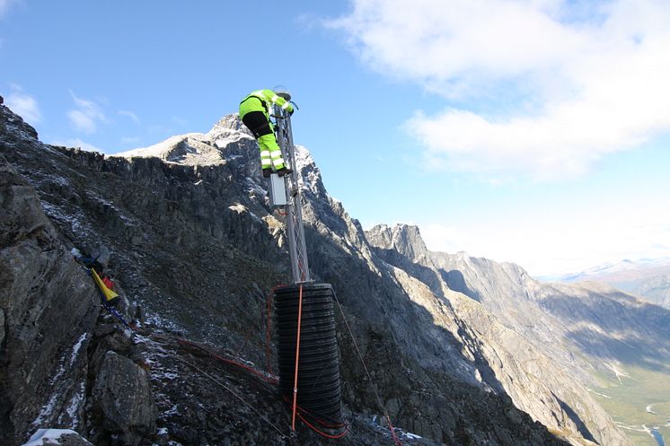 Mannen: Atle Gerhardsen i GNSS-mast på ettersyn. Utføres årlig. 