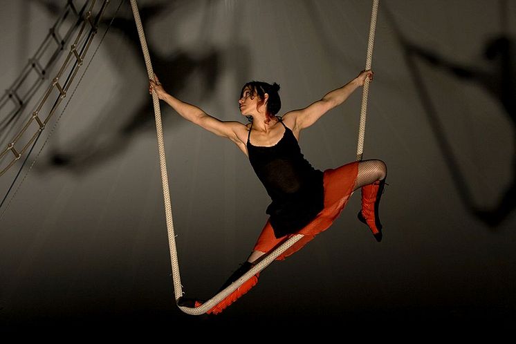 Die spanische Schwungseil-Akrobatin Marilén Ribot