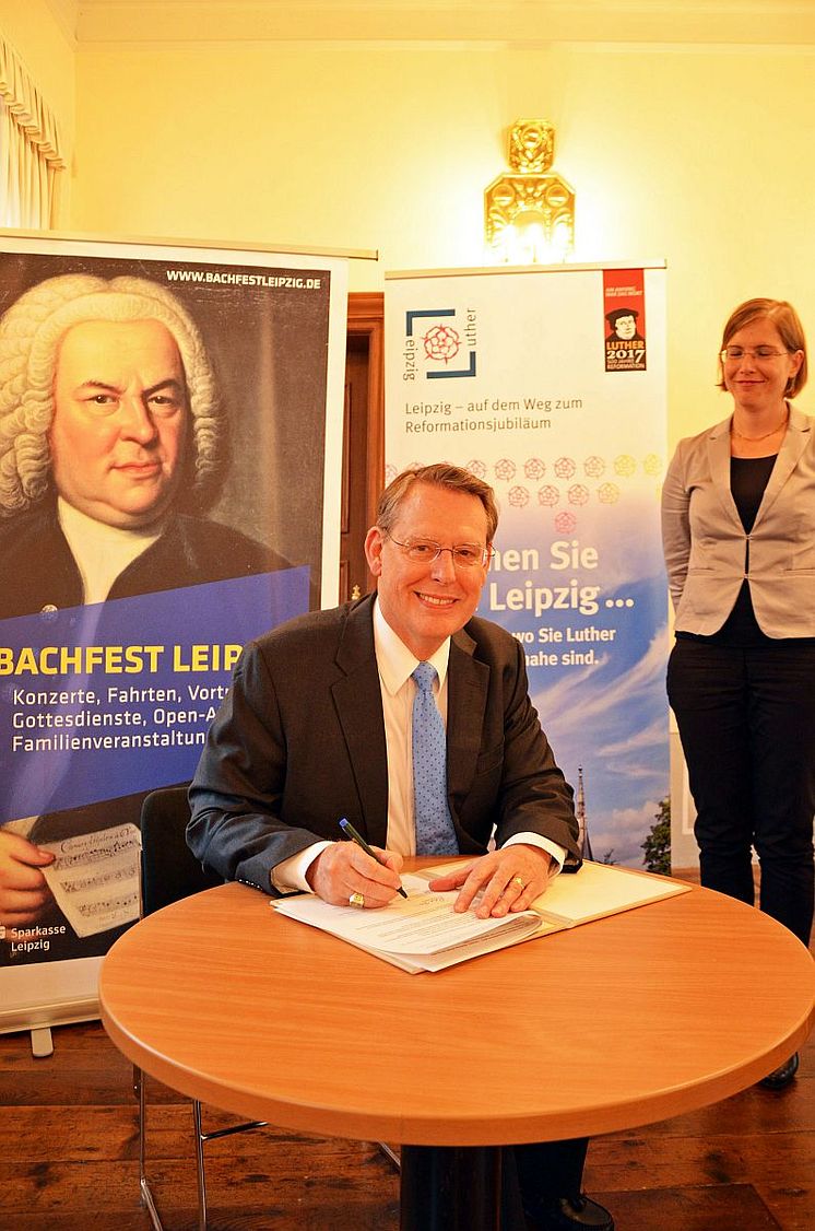 Reverend Dr. Robert Moore unterzeichnet seinen Vertrag als Leipzigs Reformationsbotschafter