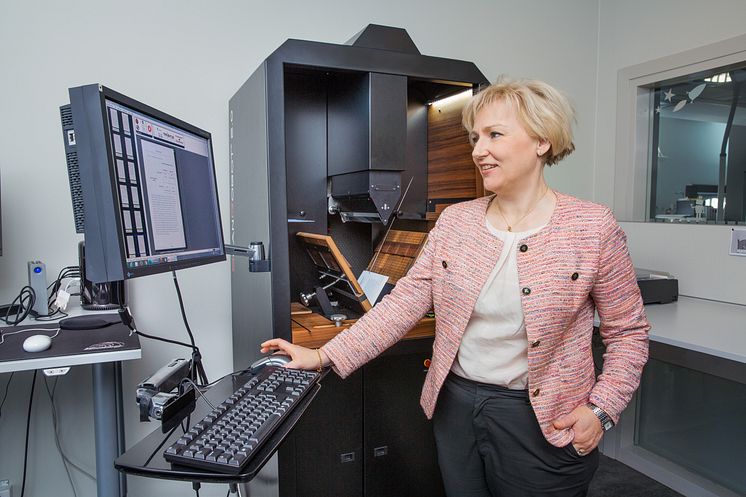 Helene Helmark Knutsson, minister för högre utbildning och forskning, digitaliserar vid Kungliga biblioteket.