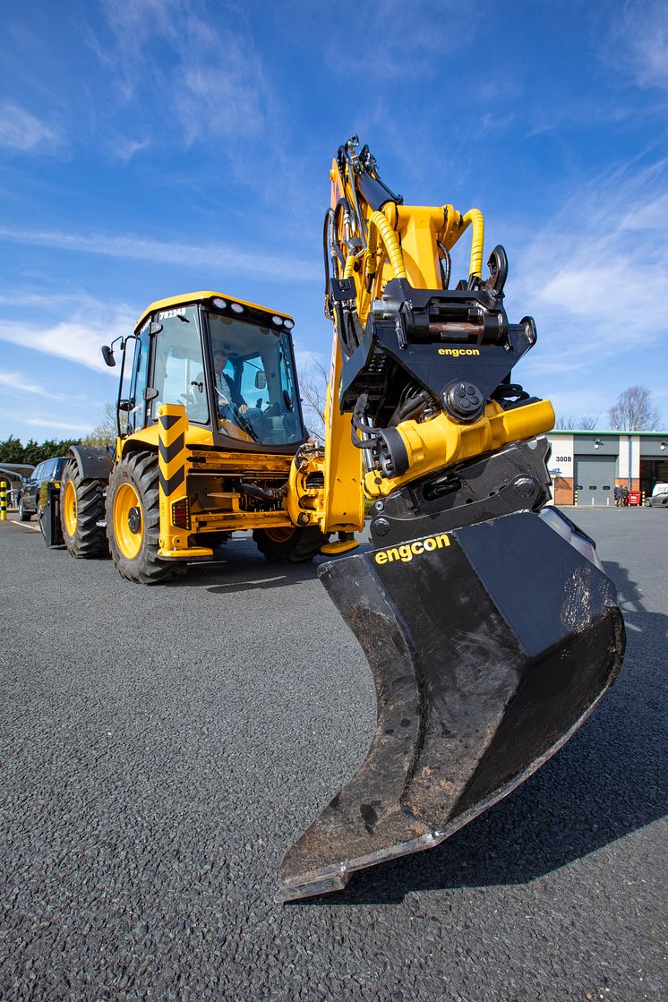 JCB 4CX with engcon Tiltrotator_2