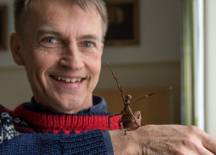 Professor Fredrik Ronquist med vandrande pinne.