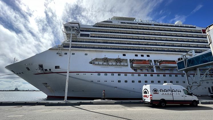 Cruise ship horizontal