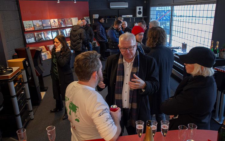 Fullt hus i ny butikk under åpningen 16. desember