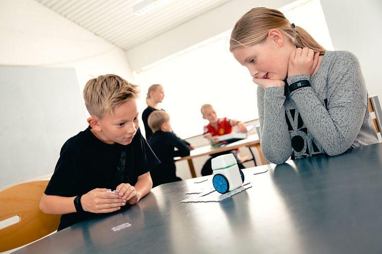 Roboten kör över pusselbitarna för att läsa in och memorera koden.