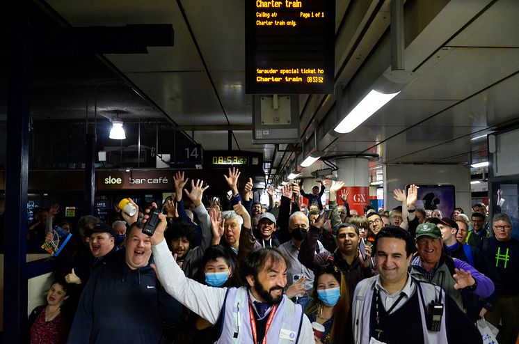 455 Farewell Tour - crowds prepare to board at Victoria