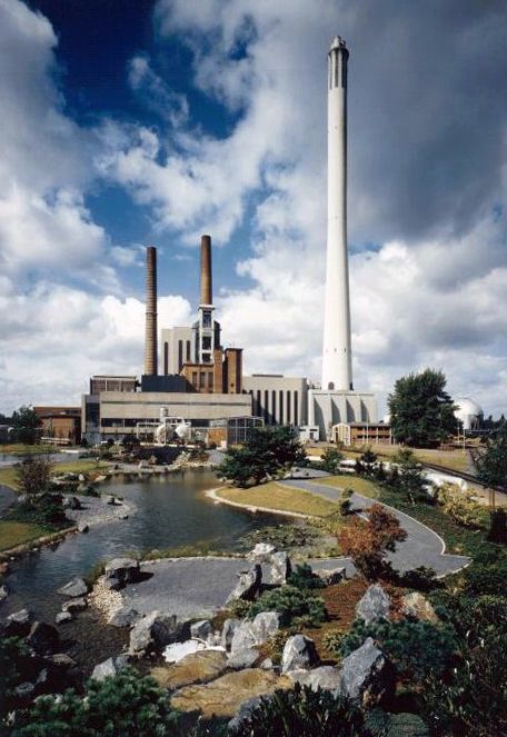 Foto 2_ In den 1980ern wird der Bau eines steinkohlebefeuerten Heizkraftwerkes beschlossen. In dieser Zeit entstand auch der in ganz Braunschweig sichtbare “Lange Heinrich”. (Foto von 1985).JPG