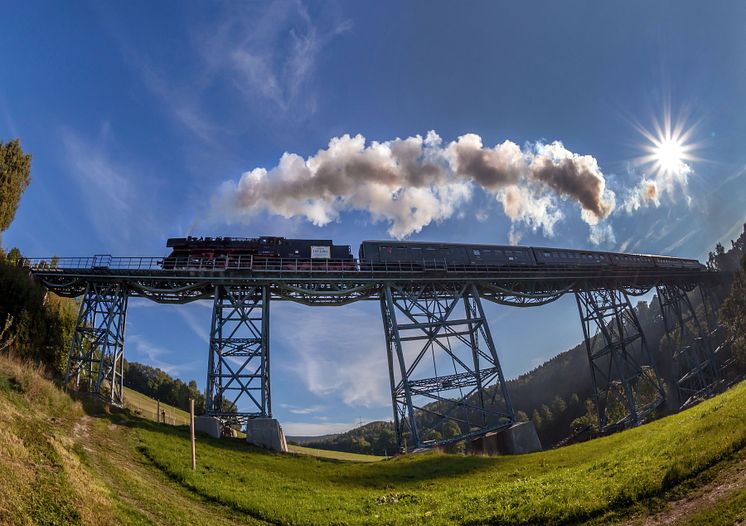 Eisebahnerlebnisse im Erzgebirge_Erzgeb.Aussichtsbahn_Foto_Tourismusverband Erzgebirge _Uwe Meinhold.jpg