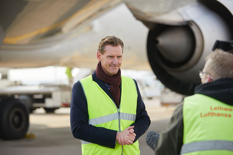 Lufthansa Cargo und DB Schenker starten die ersten CO2-neutralen Frachtflüge