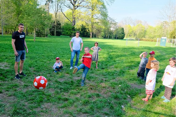 RB-Fußballer kicken im Kinderhospiz Bärenherz mit kleinen Fans um die Wette 