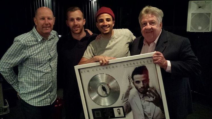 Kim Cesarion tar emot platinaskiva i Australien