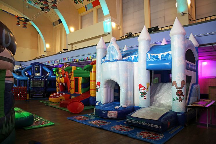 Westbad Leipzig - XXL-Hüpfburgen beim Winterferienprogramm