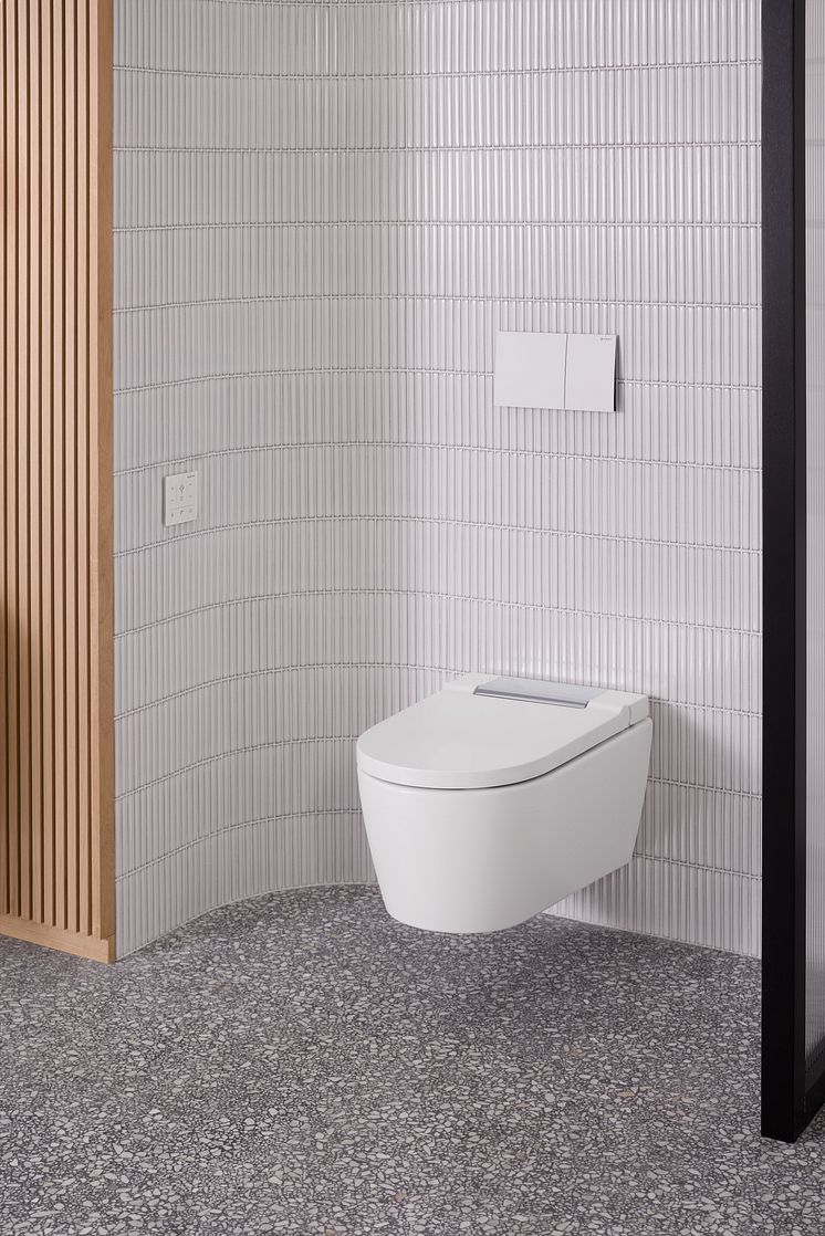 2023_Geberit AquaClean Sela with wall-mounted control panel_Sigma70_Original