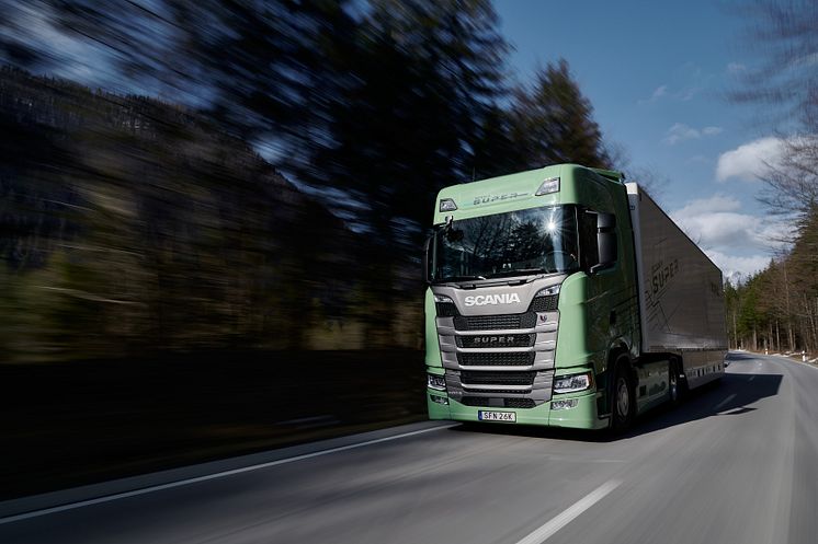 Bei Scania Super handelt es sich um eine neue 13-Liter-Motorenbaureihe mit 420, 460, 500 und 560 PS, bei der so gut wie jedes Bauteil von Scania Ingenieuren überarbeitet und weiterentwickelt wurde.