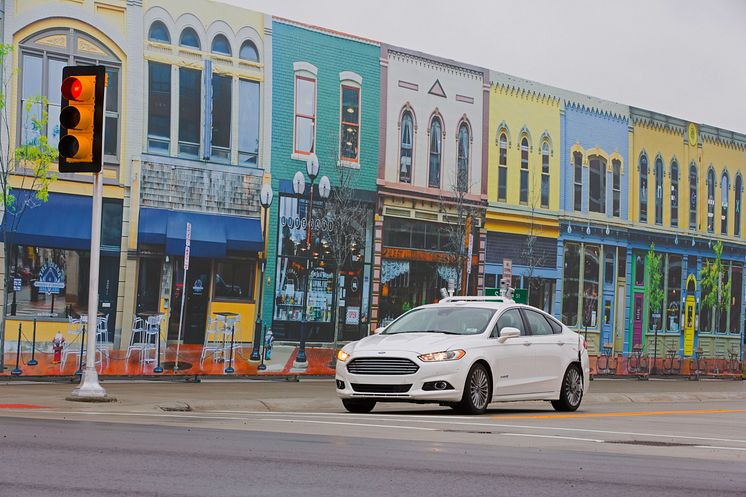 Ford er verdens første bilprodusent som tester selvkjørende biler i simulert bytrafikk