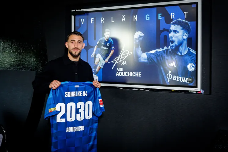 Adil Aouchiche zeigt ein blaues Heimtrikot mit der Rückennummer "2030".