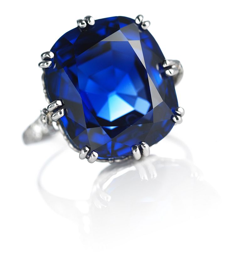 Tiffany & Co.: Belle Epoque safir- og diamantring af platin. Hammerslag: 730.000 kr.