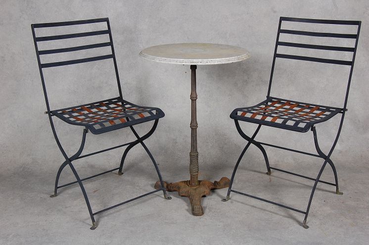 Trädgårdsbord i gjutjärn med stenskiva samt stolar