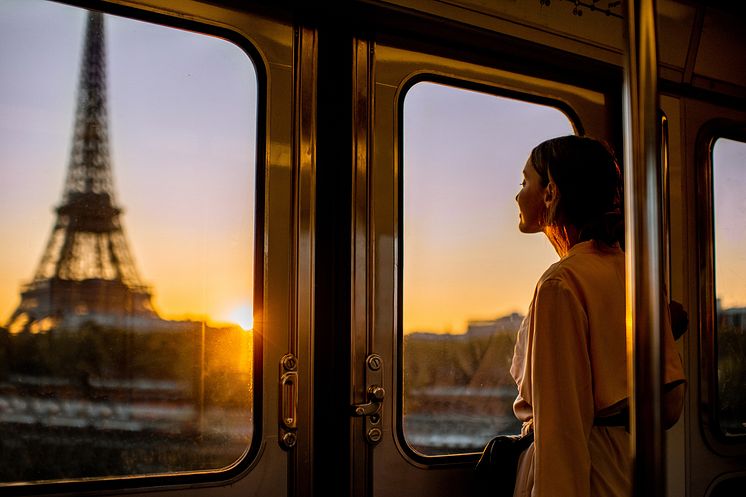 DEST_FRANCE_PARIS_EIFFEL_TOWER_PEOPLE_WOMAN_METRO_VIEW_SUNSET_GettyImages-1055669620 copy_Universal_Within usage period_99243.jpg