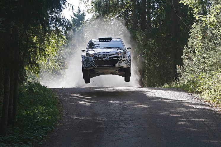 i20 WRC tester på grusunderlag