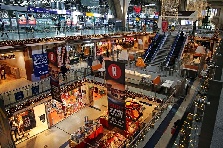 Leipzig: Promenaden Hauptbahnhof mit Weihnachtsdekoration