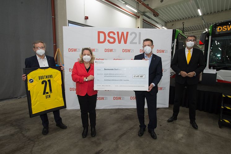 DSW21 Bilanz_2020 Übergabe Förderbescheid StromFahrer